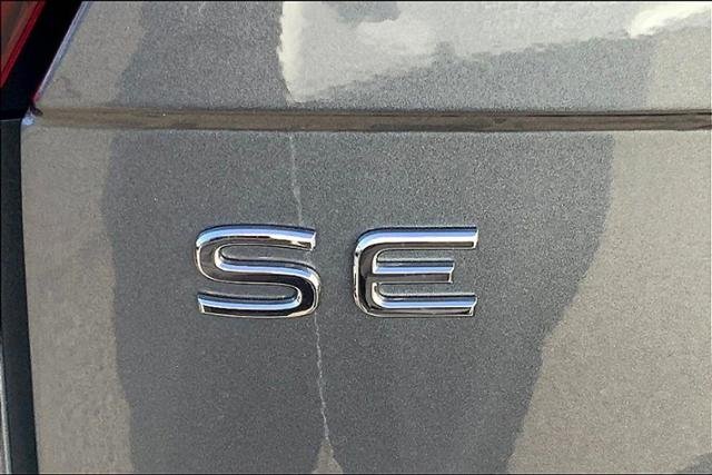 New 2023 PLATINUM GRAY METALLIC Volkswagen 2.0T SE FWD image 15
