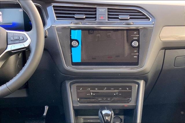 New 2023 PLATINUM GRAY METALLIC Volkswagen 2.0T SE FWD image 6