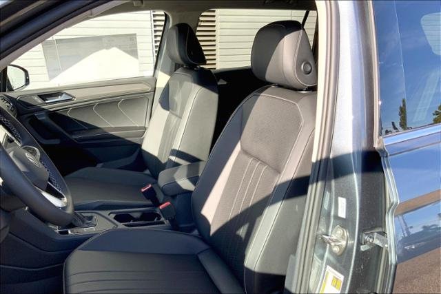 New 2023 PLATINUM GRAY METALLIC Volkswagen 2.0T SE FWD image 9