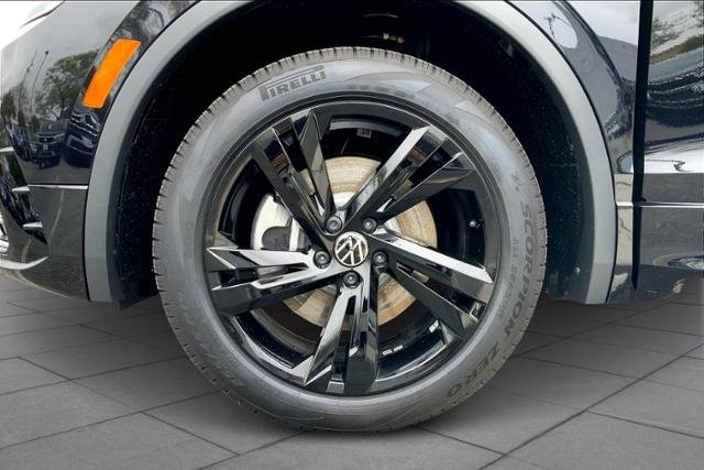 New 2023 DEEP BLACK PEARL EFFECT Volkswagen 2.0T SE R-Line Black FWD image 11