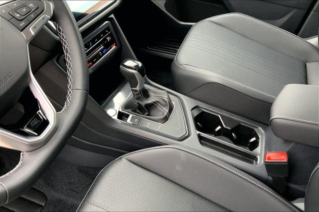 New 2023 DEEP BLACK PEARL EFFECT Volkswagen 2.0T SE R-Line Black FWD image 7