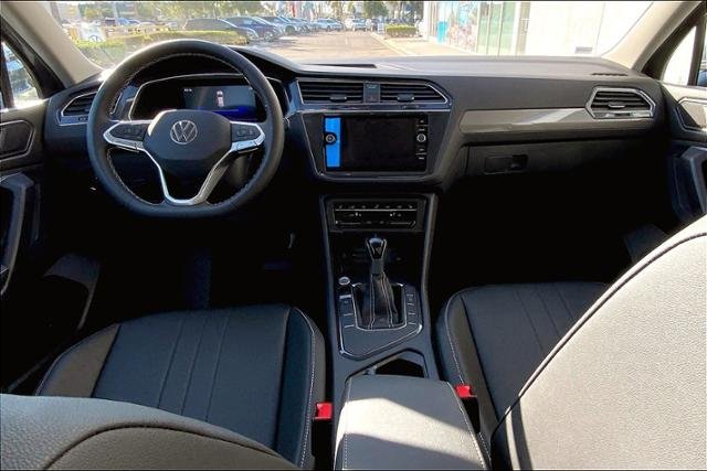 New 2023 PLATINUM GRAY METALLIC Volkswagen 2.0T SE FWD image 5