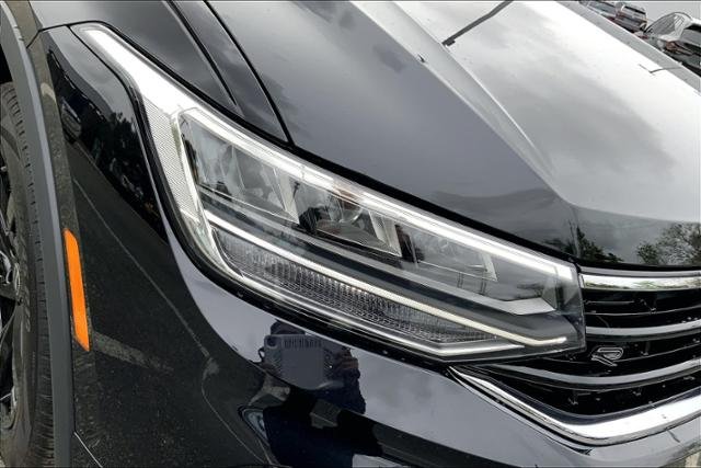 New 2023 DEEP BLACK PEARL EFFECT Volkswagen 2.0T SE R-Line Black FWD image 13