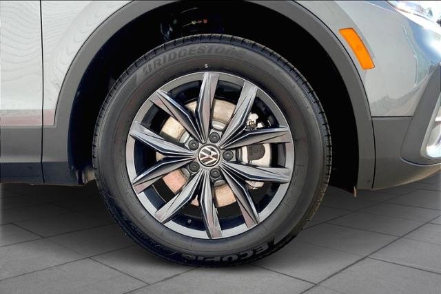 New 2023 PLATINUM GRAY METALLIC Volkswagen 2.0T SE FWD image 11