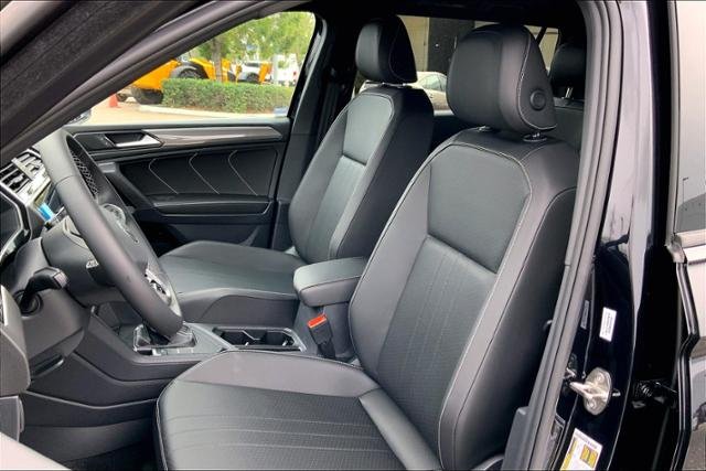 New 2023 DEEP BLACK PEARL EFFECT Volkswagen 2.0T SE R-Line Black FWD image 9